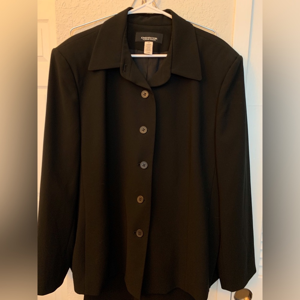 Like brand-new Jones New York suit separates.